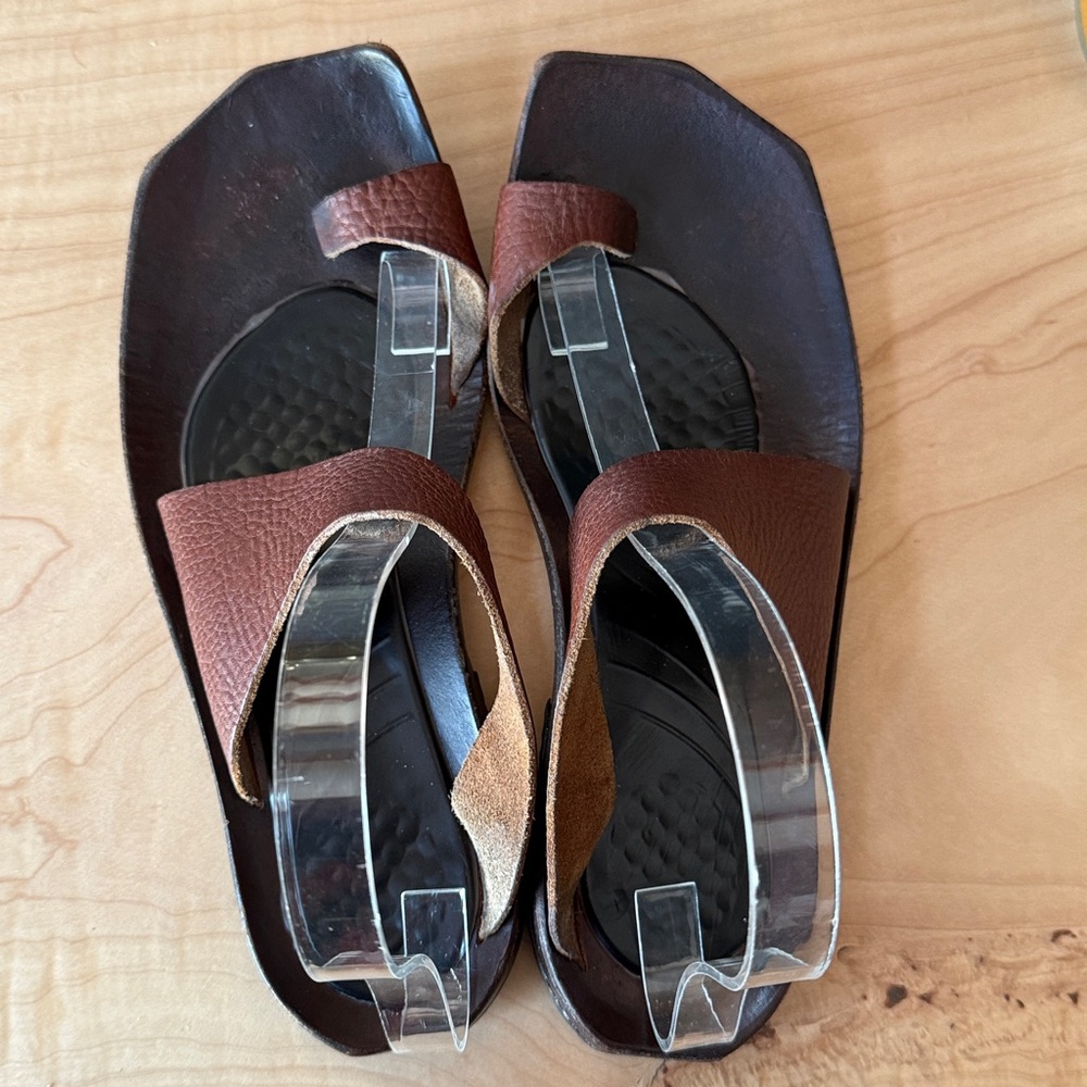 Cydwoq Hillary style sandal, brown pebbled leather, handmade in USA, 39.5 (9.5) - Picture 15 of 16